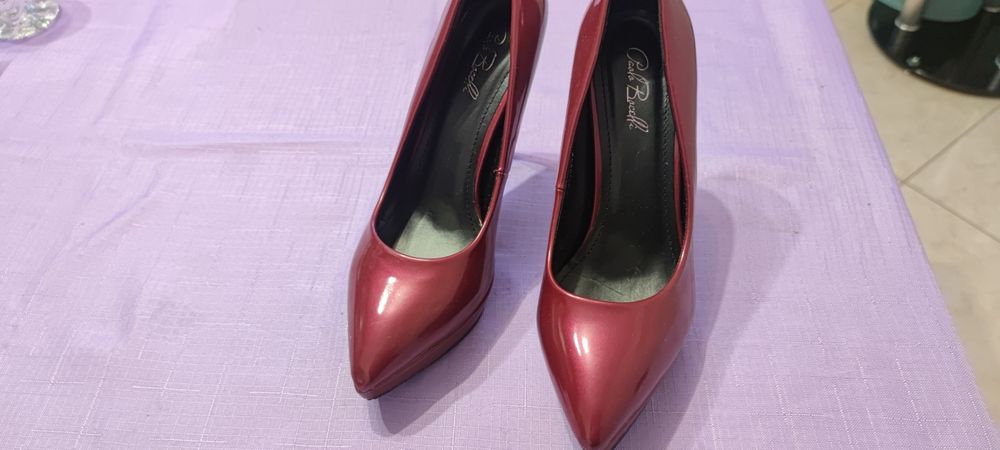 Лачени обувки на ток