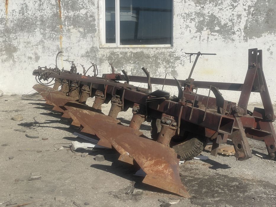 Кировец 701 месте с плугом