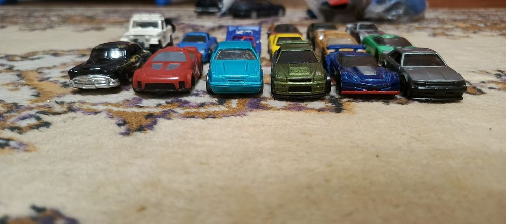 Продам машинки хот вилс в хорошем состоянии