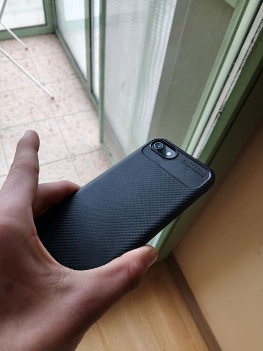 Продавам Iphone SE 2022 година + калъф в идиално състояние