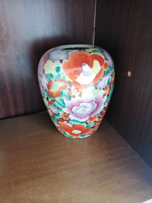 Китайска рисувана порцеланова ваза.