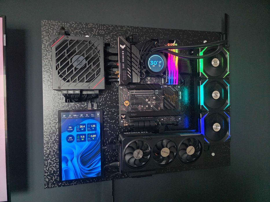 PC Gaming Wall Build Custom RTX 4070 SUPER / i5 12600KF / NZXT Kraken / Lian Li / Display + Wireless Power