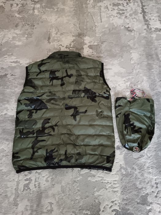 Vând vestă Moncler