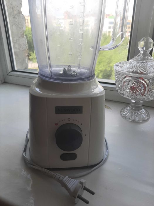 Блендер для коктейлей и смузи