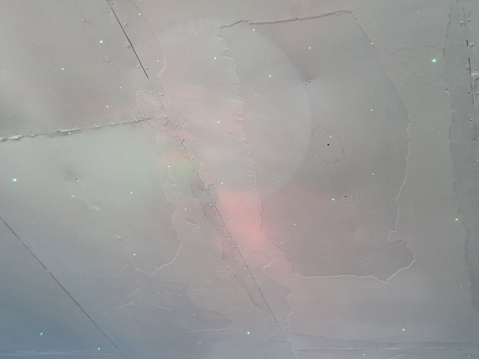 Prayoktor osmon jisimlarini kursatdai pult bulutuh bor muzika