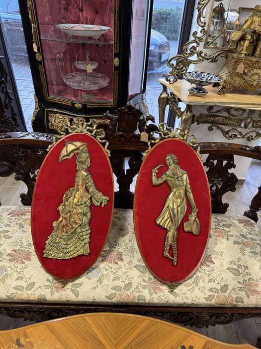 Doua tablouri - bronz in relief pe catifea rosie