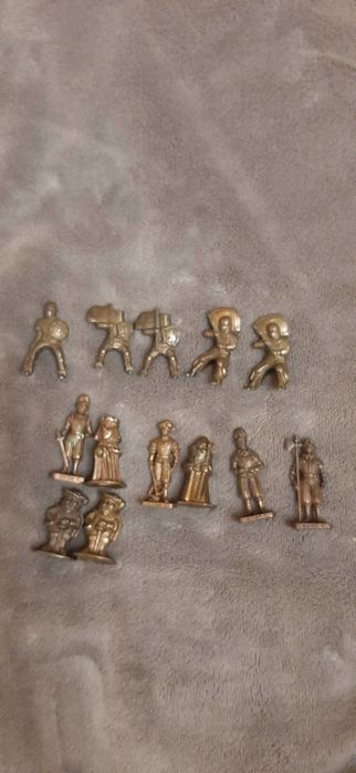 Значки разные и солдатики