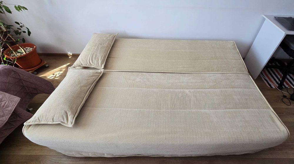 Vând canapea extensibilă, confortabilă (4 locuri)