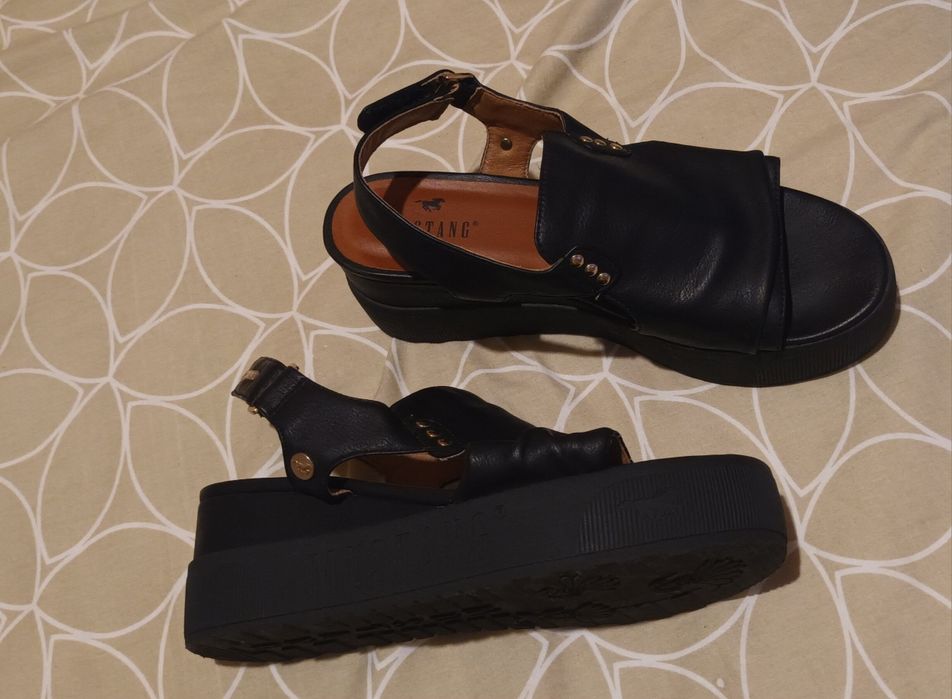 Sandale piele marime 39 Mustang