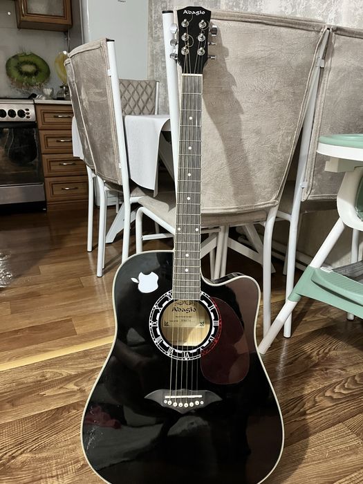 Продам гитару 6 струнную