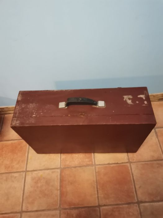 Vând valiză armată.