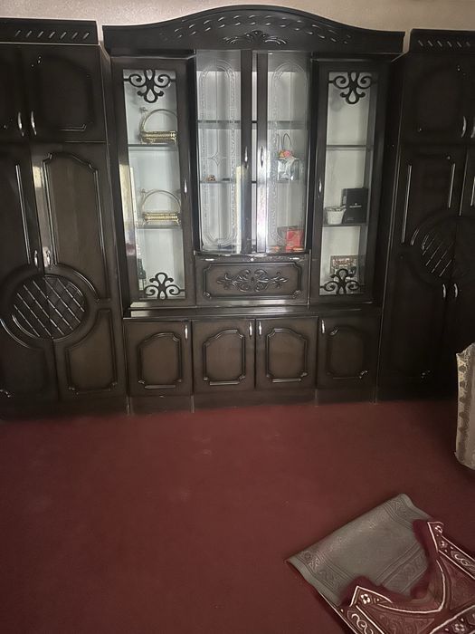 Spalniy garnitur holati yaxshi srochniy sotiladi divan bilan stenkasi