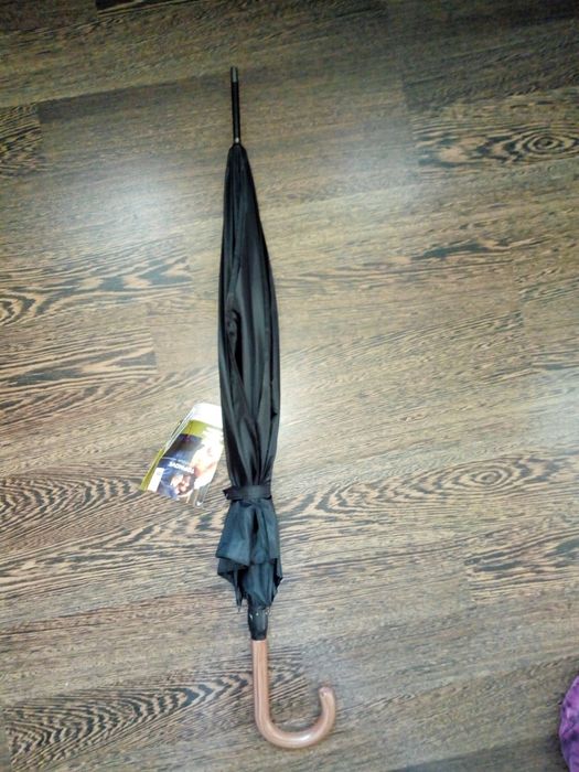 Нов с етикет черен автоматичен чадър тип бастун/диаметър 103см.