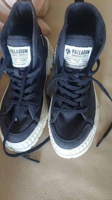 Обувки Palladium не са носени