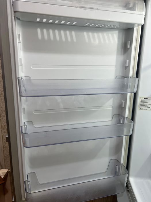 Продаётся холодильник  Самсунг.