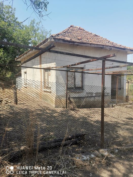 Продава изгодно парцел с гредоредна къща.