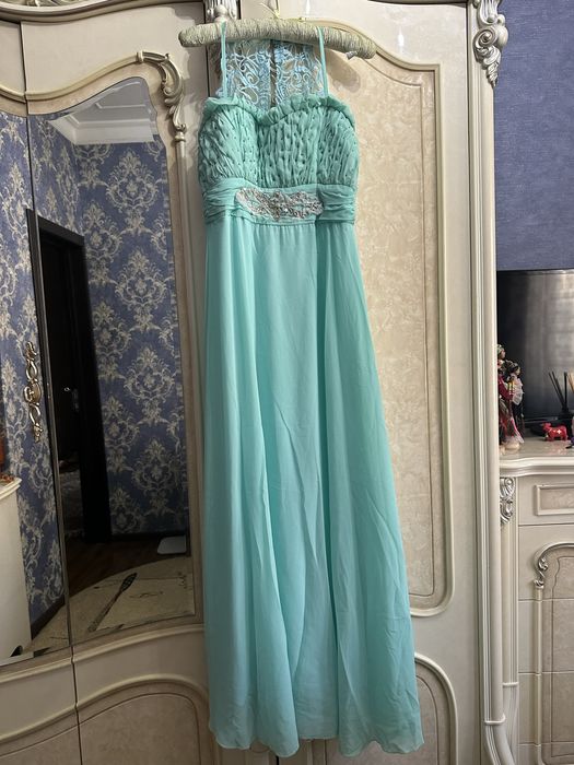 Платья б/у одеваные пару раз, в отличном состоянии.