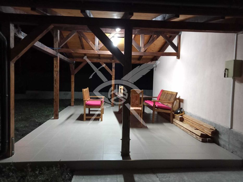 Двуетажна къща с двор в с. Горица