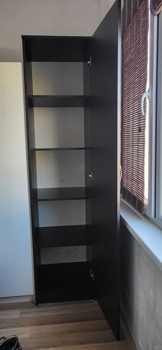 Шкаф қоңыр мен қара түсті