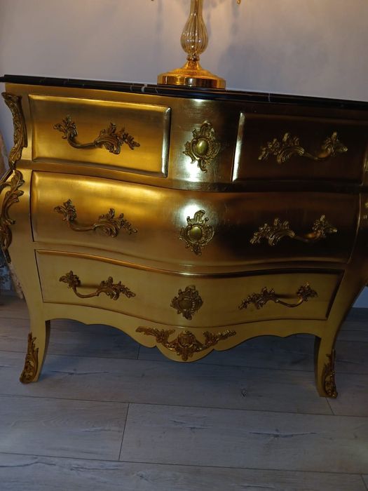Set BAROC din lemn de fag masiv, reproducere Primavera, în stare impecabilă. Piesele sunt sculptate, fără uzură, potrivite pentru livinguri elegante.