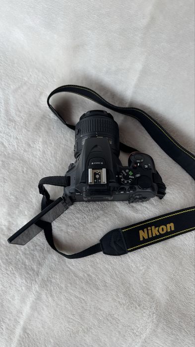 Nikon D5500 + 2 obiective (18-55 VR + 55-200 VR) + 2 baterii + încărcător + geantă/sacoșă + card 32GB