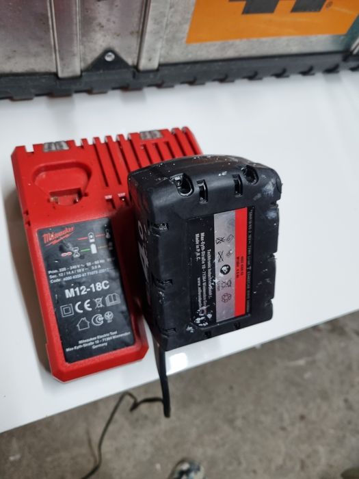 Vând set incarcator si acumulator milwaukee