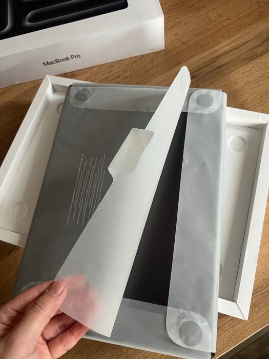 MacBook Pro 14" (M4 / 16GB / 1TB)