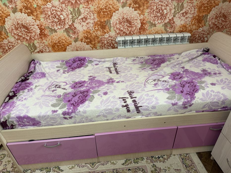Продам кровать имеется детский бортик
