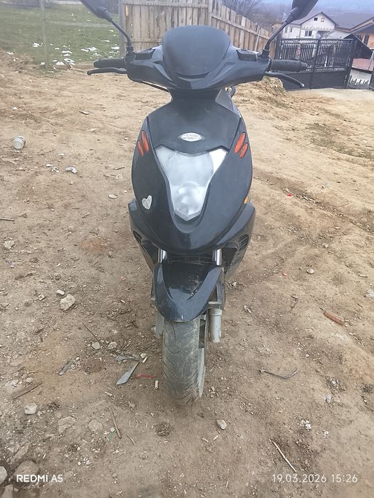 vând scuter malaguti F18