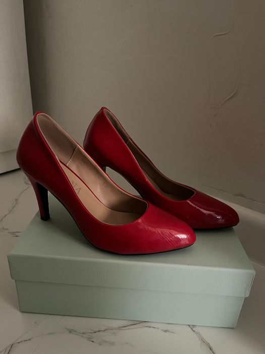 Әдемі әйелдер туфлиі Б/У, жақсы жағдайда.