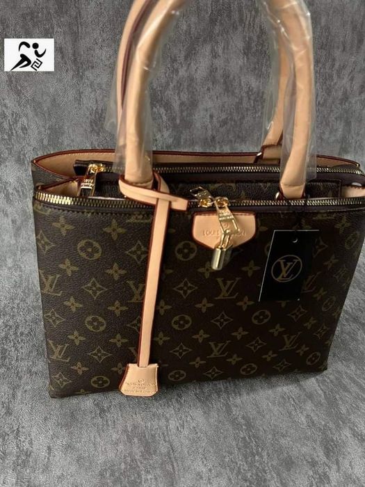 Set LV(geanta +portofel+esarfa cu 2 fețe),saculet, etichetă