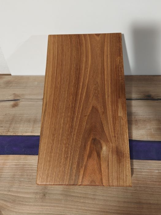 Дъспенсъри за алкохол и дъски от дърво и епоксидна смола