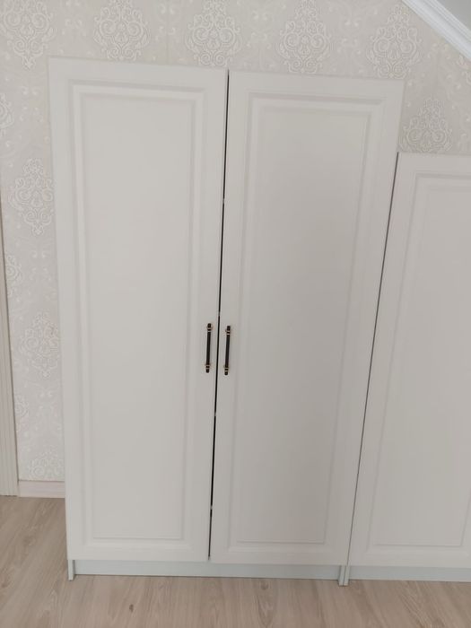 Белый шкаф и письменный стол в современном классическом стиле