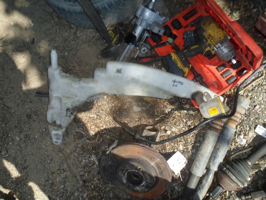 Съд за течност на чистачките за Форд Фокус 1.6 16в  2000 год.хечбек