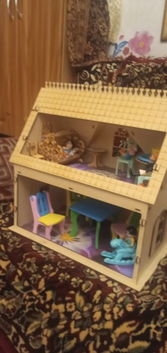 Деревянный кукольный домик