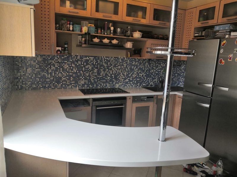 Столичница из искусственного камня