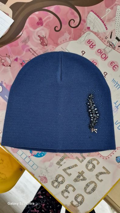 Красивая шапка с камушками