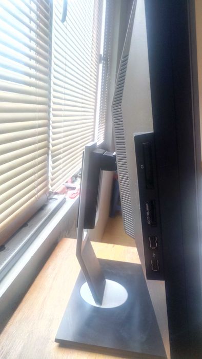 Продавам 27 инчов монитор DELL U2709W