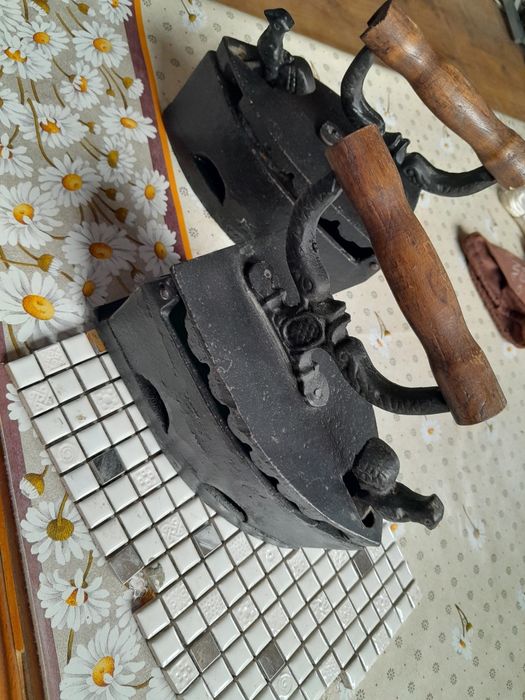 Fier de calcat antic