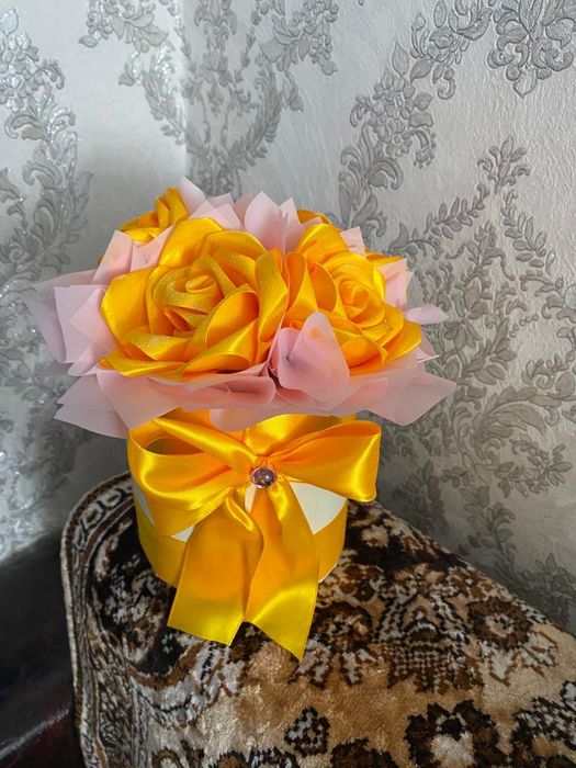 Розы из атласной ленты