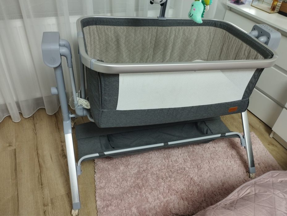 Co-sleeper pătuț electric cu funcție de legănat, telecomandă, carusel și muzică