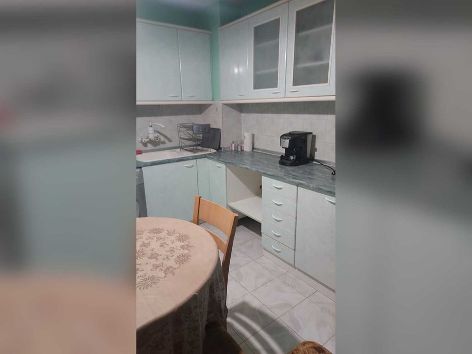 Просторен обзаведен тристаен апартамент, 90 кв.м, в саниращ се блок – ж.к. „Дружба“, Сливен