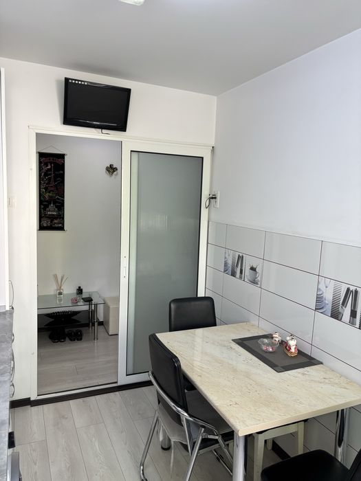 Proprietar vand apartament trei camere decomandat pe Saturn langa colegiul A.I.Cuza