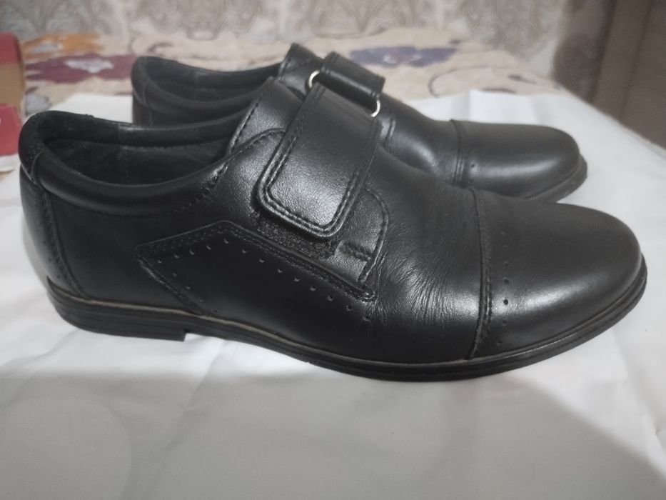 Продам полуботинки для школьников мальчиков.