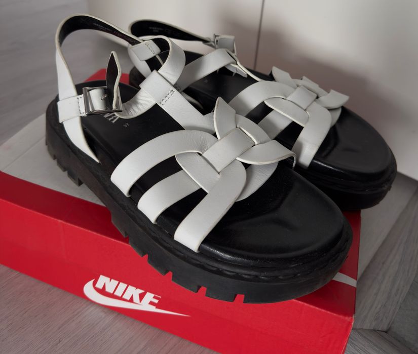 Сандали кожаные Zara