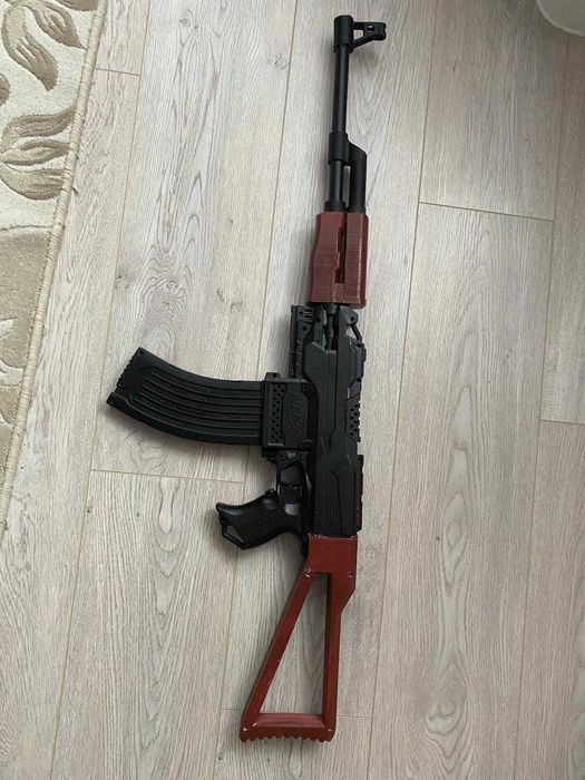 Pusca Nerf Stryfe modificata in pusca Kalashnikov