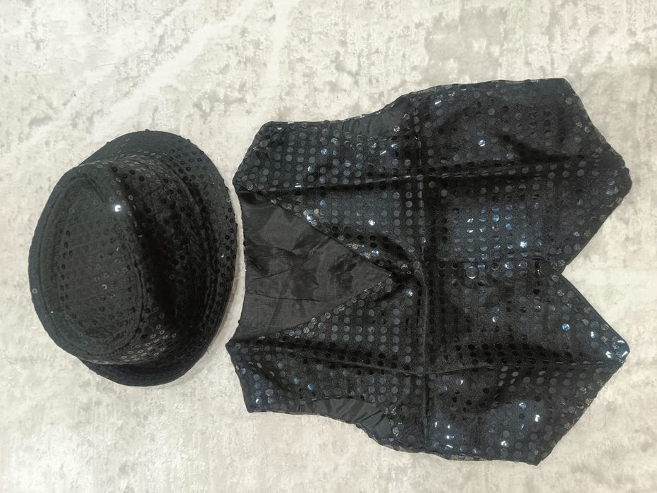 Жилетка и шляпа с пайетками