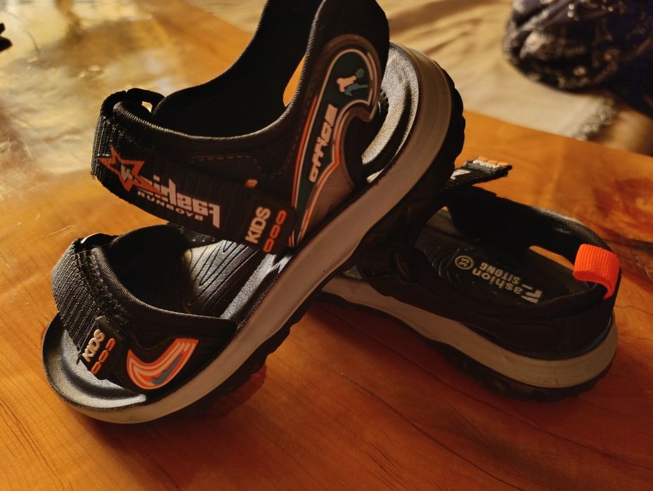 Продам сандали для мальчика