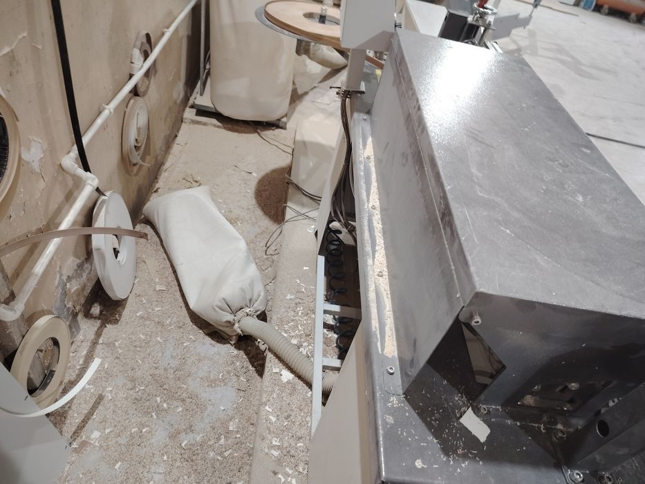 Продаётся кромочный станок китайского производства.