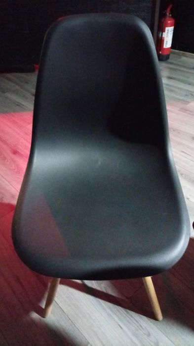 Scaun plastic cu picioare din lemn